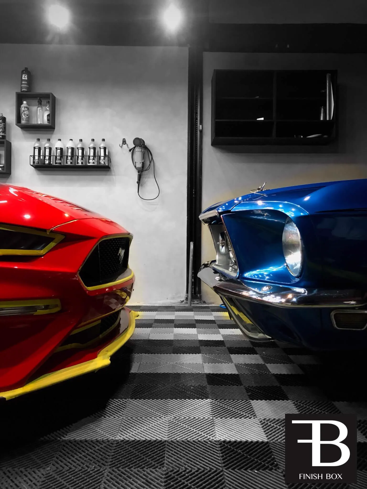 Mustangs GT azul e vermelho lado a lado no estúdio Finish Box